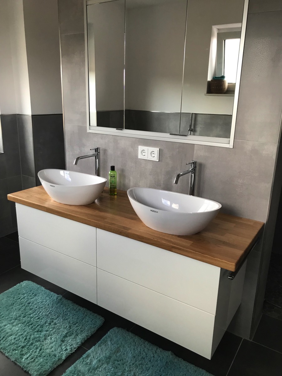 Badmöbel aus Eichenleimholz und Hochglanz weiß