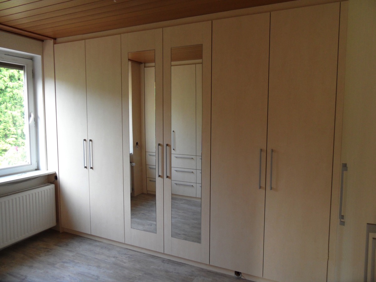 Begehbarer Kleiderschrank.