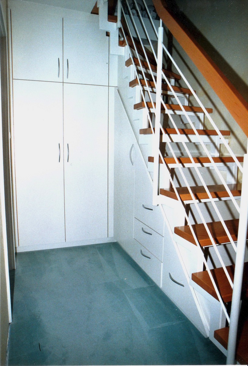 Treppenschrank mit Garderobe