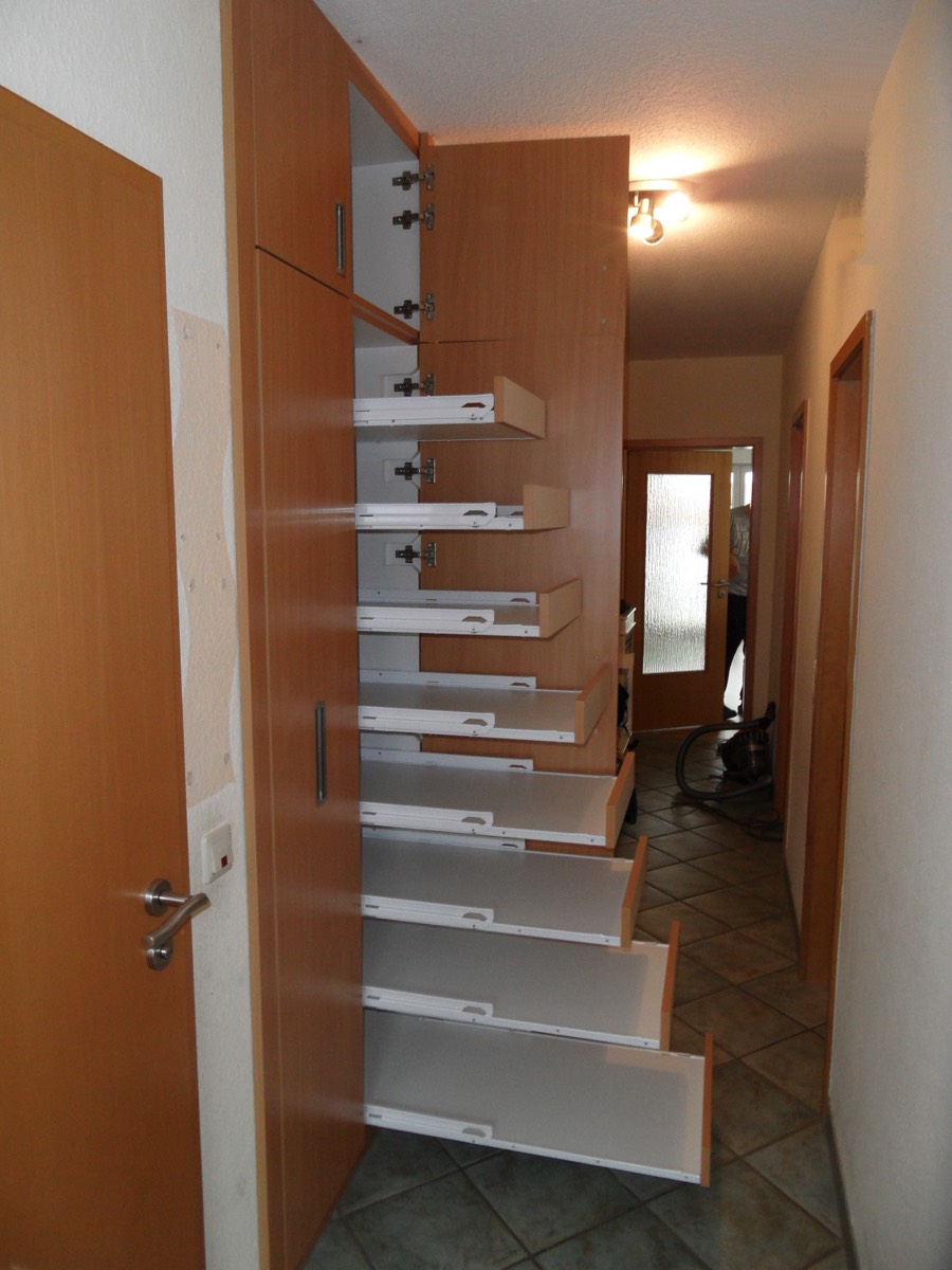 Flurschrank mit Auszugsböden.