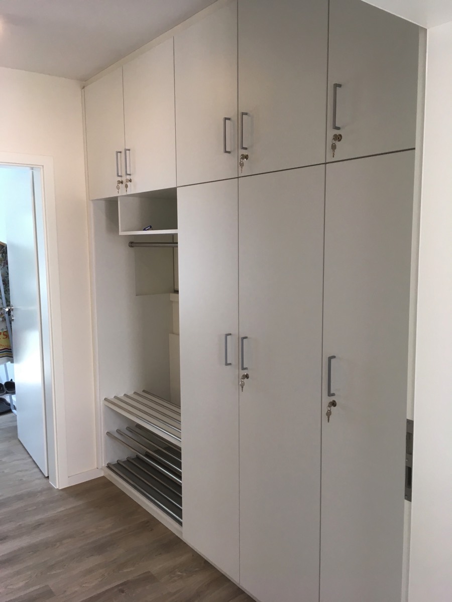 Garderobenanlage mit offener Schuhablage.