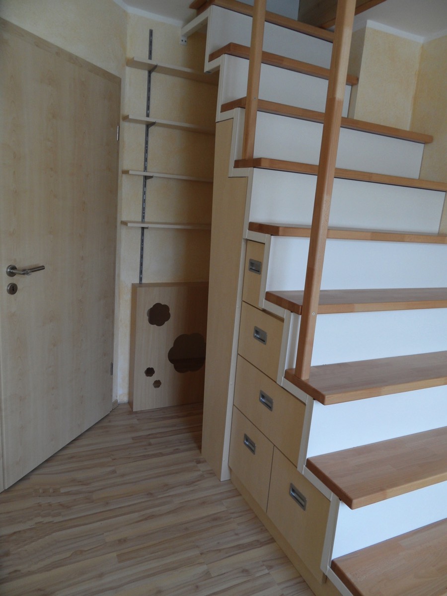 Garderobenschrank als Treppe.