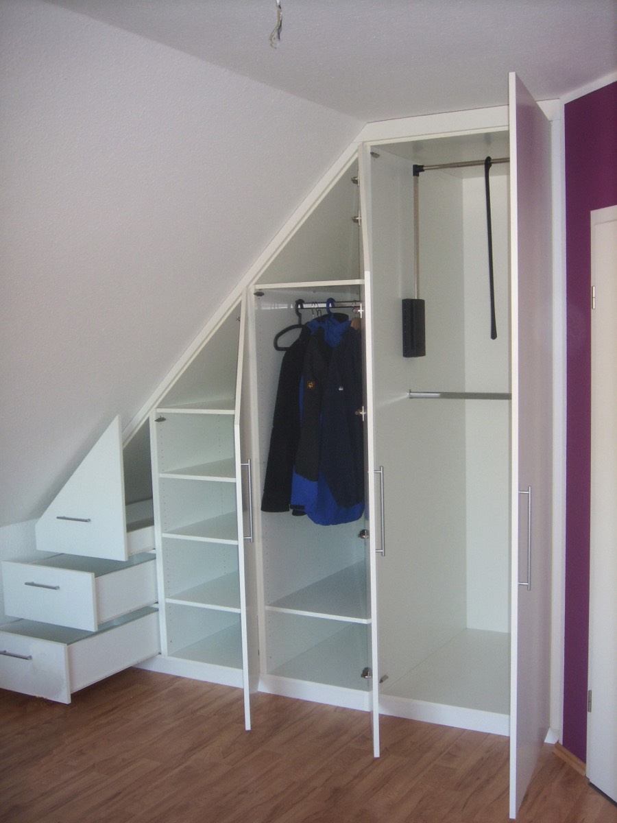 Kleiderschrank in der Dachschräge (offen)