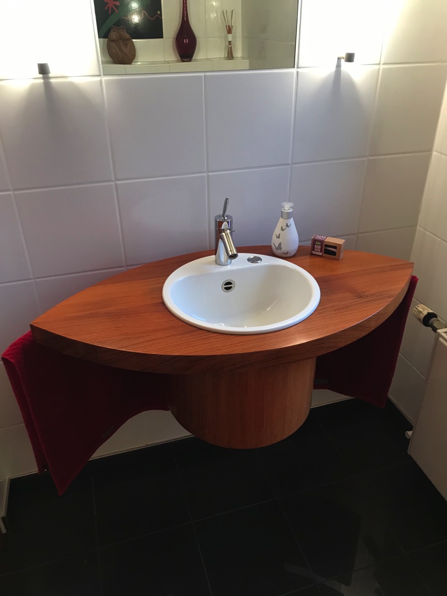 Waschtisch aus massivem Teak-Holz.