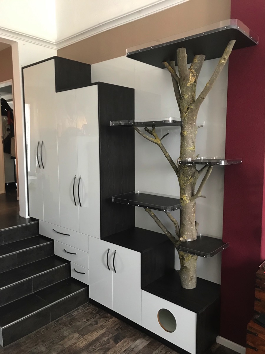 Wohnzimmerschrank mit Katzenturm